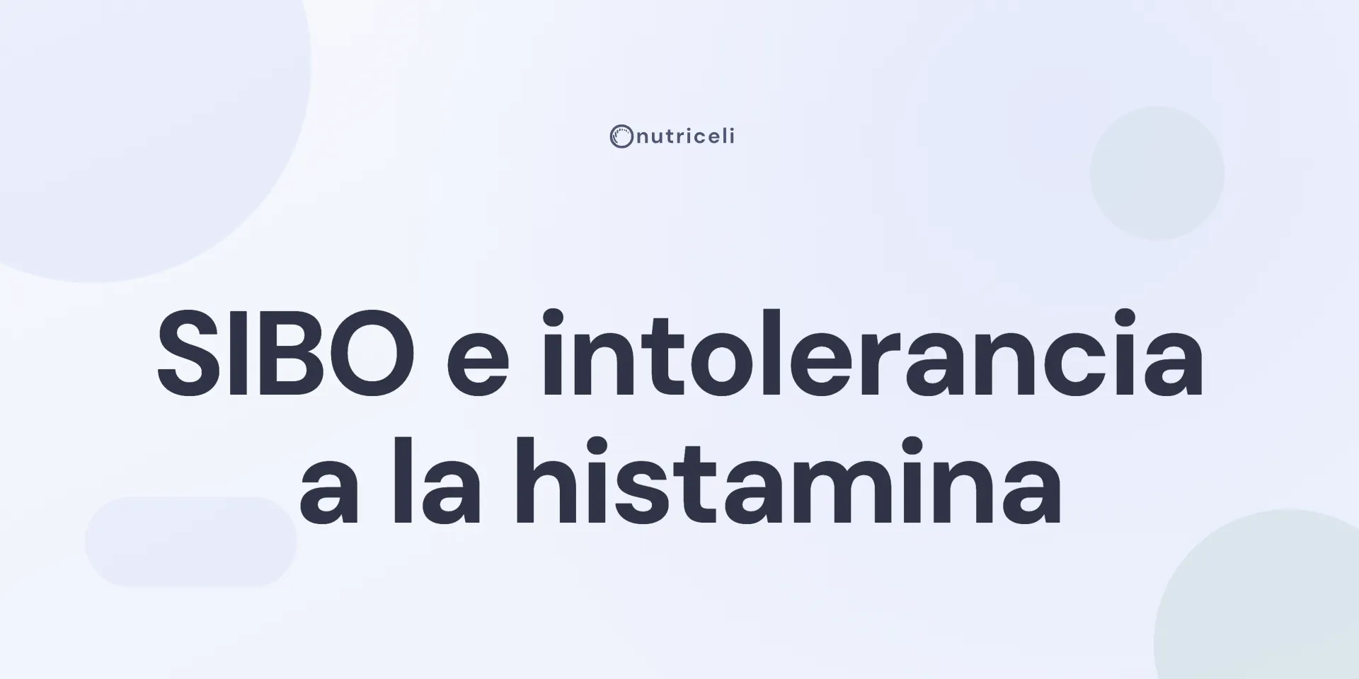 Alimentos frescos y fermentados sobre una encimera clara, ilustrando la diferencia entre opciones altas y bajas en histamina.